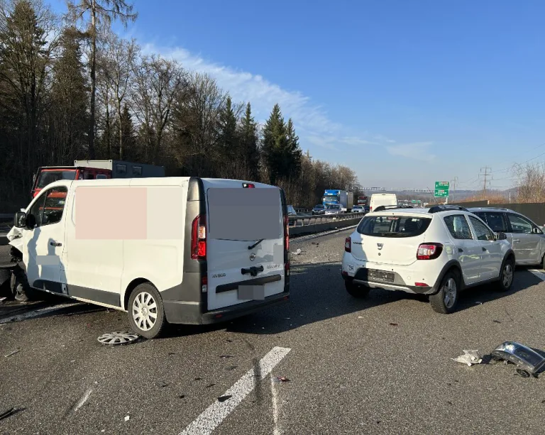A1 Mägenwil AG – Auffahrkollision forderte Verletzte