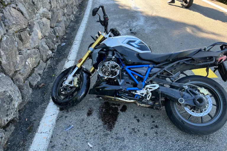 Unterschächen UR – Unfall zwischen Personenwagen und Motorrad