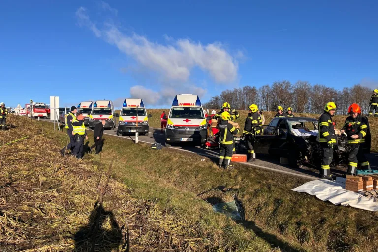 Neuhofen im Innkreis – Sieben Verletzte bei schwerem Unfall
