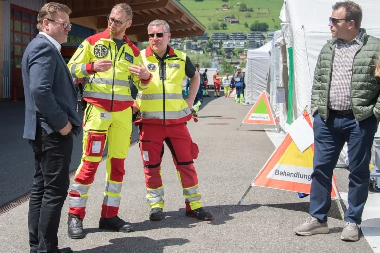 Gemeinsame Übung in Buochs NW – Sanitätshilfsstellen trainieren Einsatz bei fiktivem Busunfall