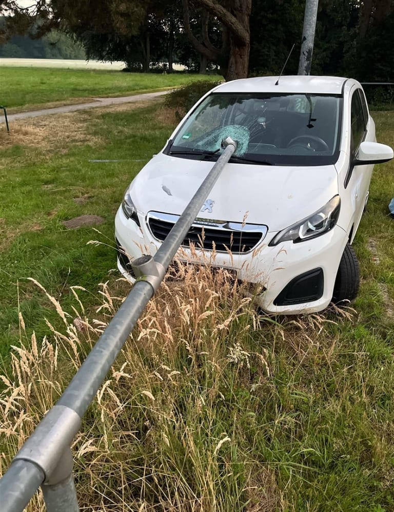 Köln – Metallstange durchbohrt Auto nach Driften auf Parkplatz