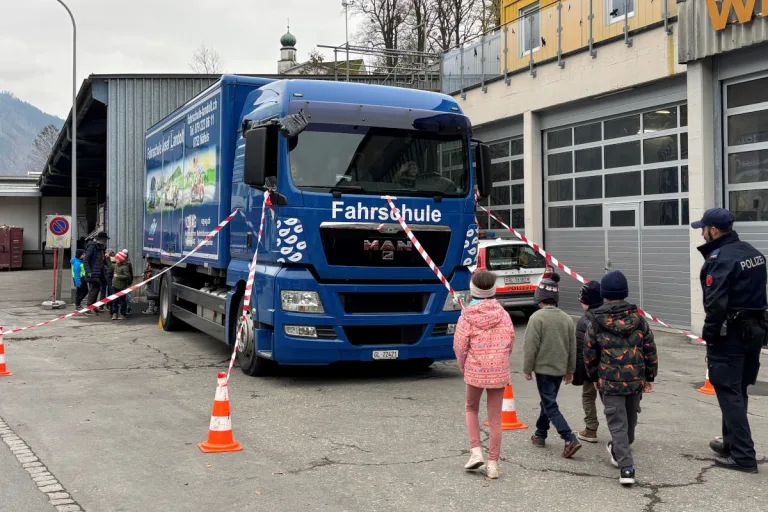Glarus – Kinder über toten Winkel bei Lastwagen aufgeklärt