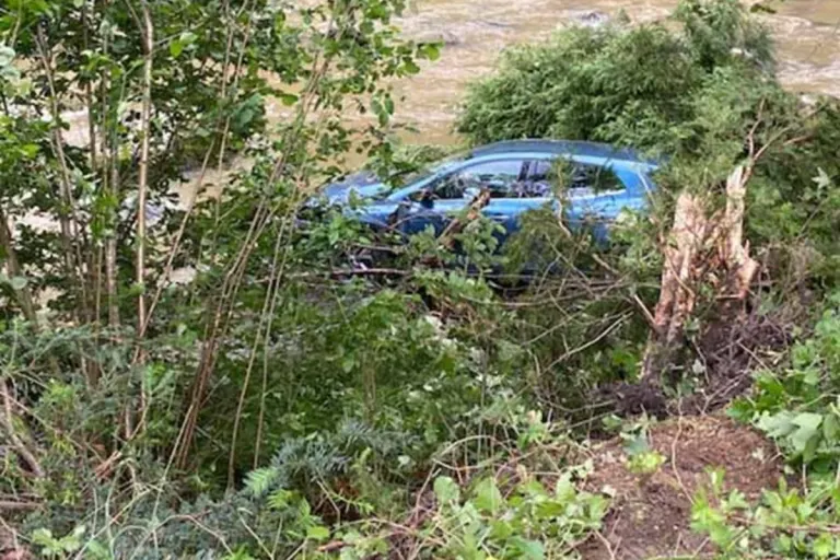 Sihlbrugg ZG / ZH - Autolenkerin landet mit Auto in Sihl