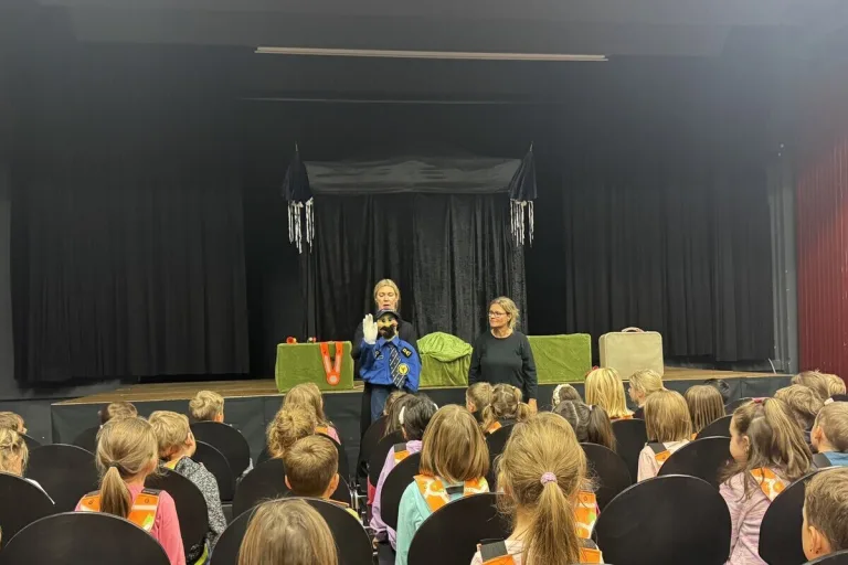 Uri – Puppentheater bringt Kindern sicheres Verhalten im Verkehr bei