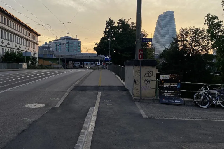 Birsfelden BL – Kollision zwischen Personenwagen und Fahrrad – Fahrradlenkerin schwer verletzt