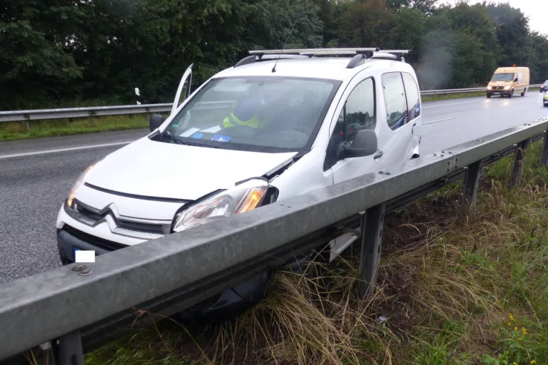 A27 Hagen im Bremischen – Verkehrsunfall im Starkregen auf der Autobahn