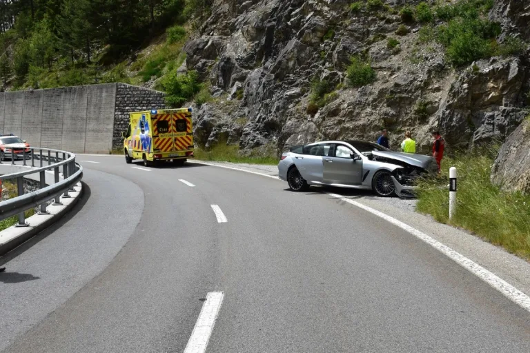 Drama in Schmitten GR - Auto kollidiert mit Felswand – Fahrer leblos gefunden