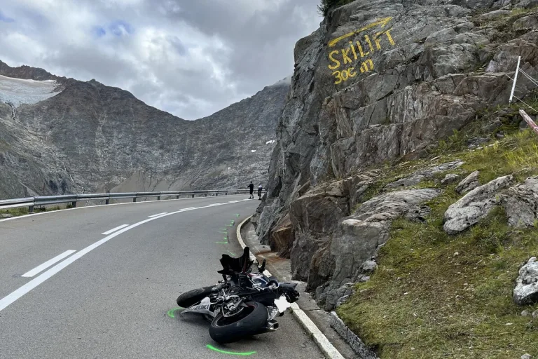 Wassen UR - Unfall in einer Linkskurve