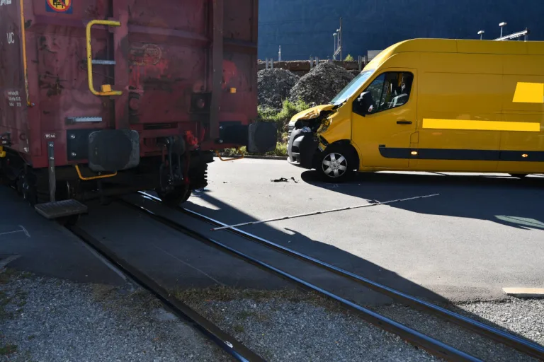 Chur GR – Lieferwagen kollidiert mit einem Rangierzug