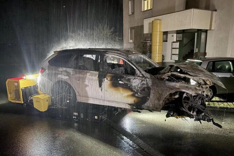 Dällikon ZH - Tiefgaragenbrand führt zur Sperrung der Regensdorferstrasse