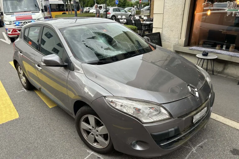 Siebnen SZ - Mutter mit Kind vom Auto erfasst und erheblich verletzt