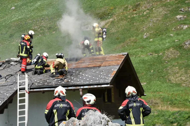 Tujetsch GR – Mottbrand in Dachstock glimpflich abgelaufen