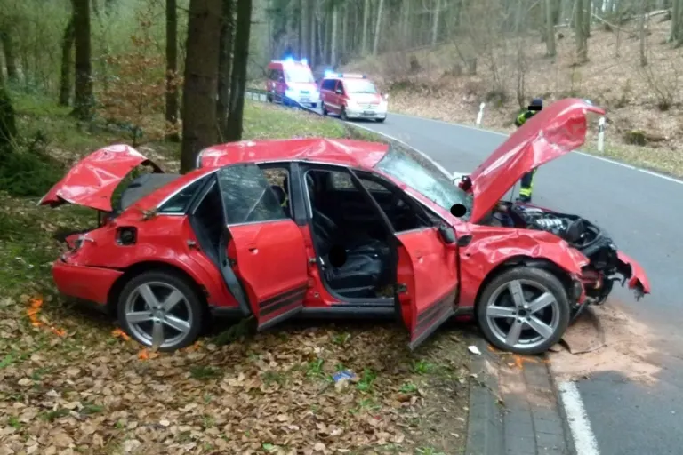 Unfall in Lübbecke NW - Auto überschlägt sich und kracht gegen einen Baum