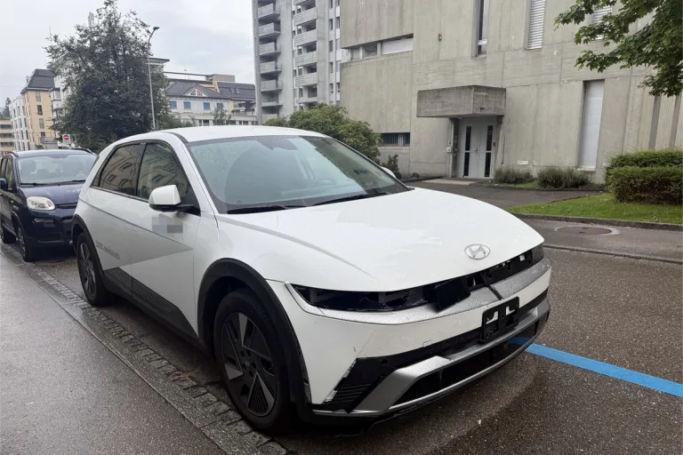 Unfall in St. Gallen – Zwei Autos kollidieren bei Verzweigung