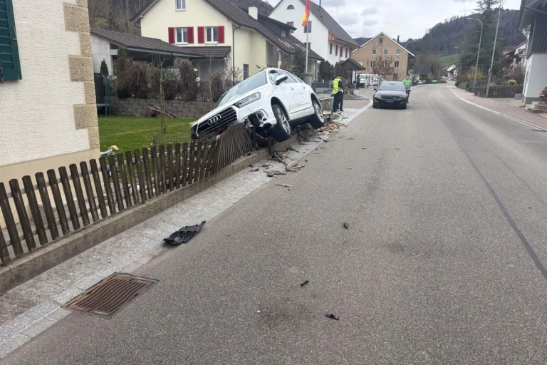 Wittnau AG – Auto landet nach Unfall auf Gartenzaun