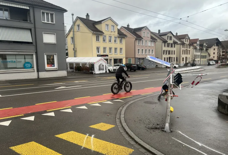 Stadt St. Gallen – Lastwagen fährt Lichtsignalanlage um