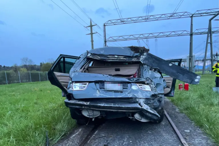 Fahrerflucht vor Polizeikontrolle endet an der Kantonsgrenze Aargau-Solothurn mit Totalschaden