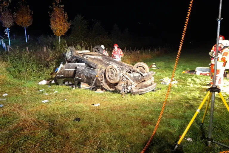 Heiligenhaus - Schwerer Verkehrsunfall mit eingeklemmter Person 