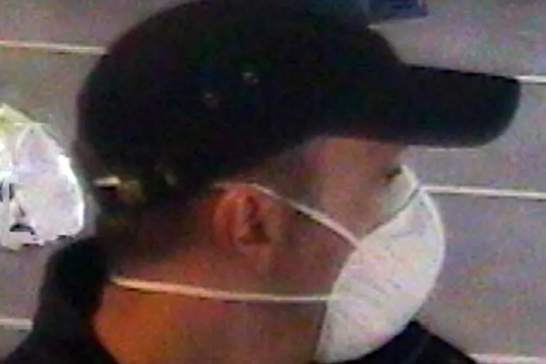 Fahndung in Wien – Kundin bei Überfall durch Schuss schwer verletzt
