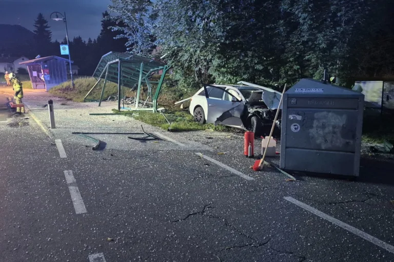 Hof bei Salzburg – Lenker verursacht Unfall mit gestohlenem Auto
