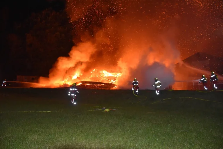 Valzeina GR - Grosser Brand fordert mehrere Einsatzkräfte