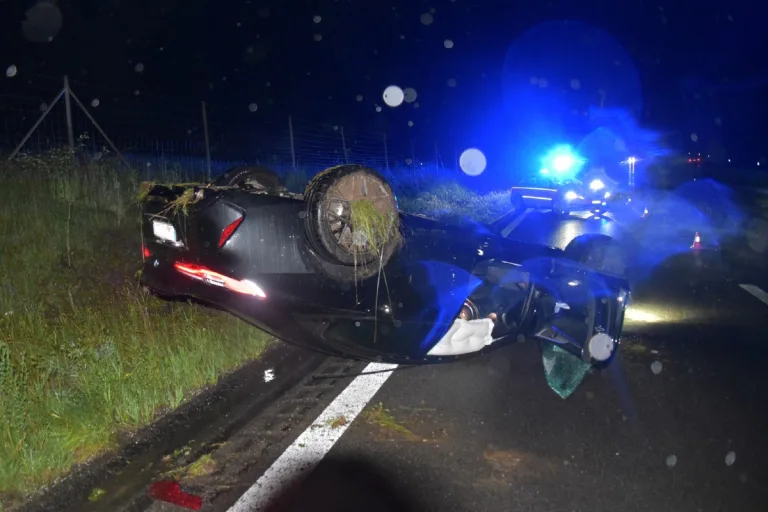Unfall Cama GR - Auto überschlägt sich auf A13 nach Aquaplaning