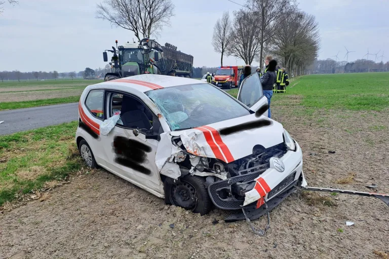 Ahlerstedt – Autofahrerin prallt beim Überholen in Traktor