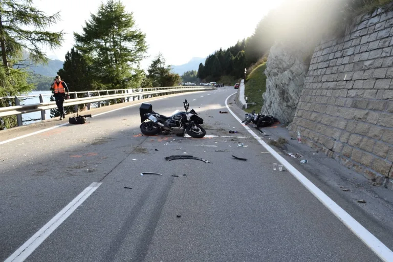 Maloja GR – Auf Gegenfahrspur mit Motorrädern kollidiert