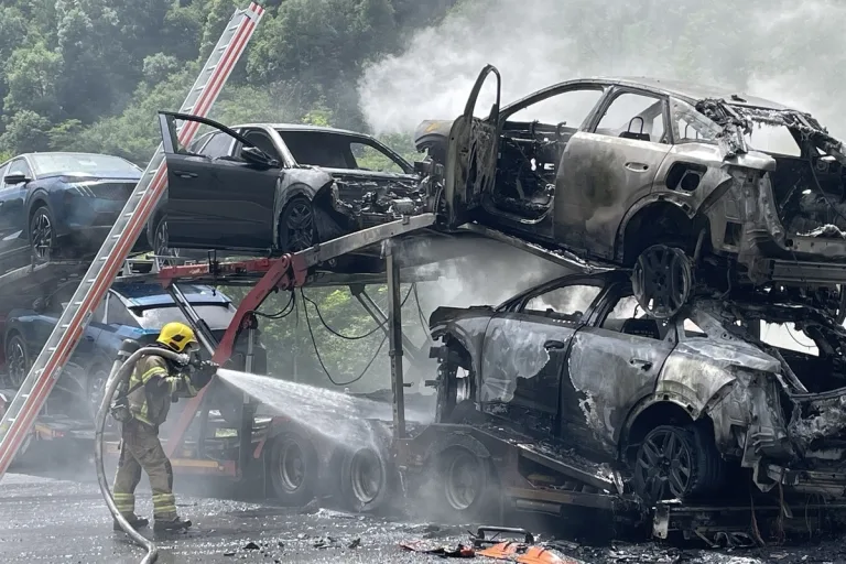 Soazza GR - A13 nach Brand eines Autotransporters komplett gesperrt
