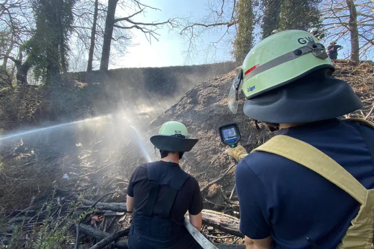 Wetter (Ruhr) - Feuerwehren bekämpfen Waldbrand