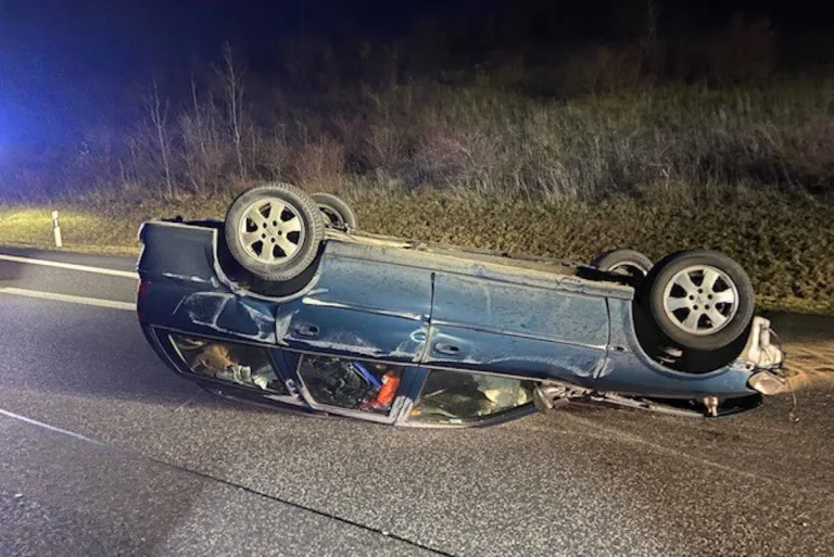 A63 Bischheim – PKW landet auf Autodach