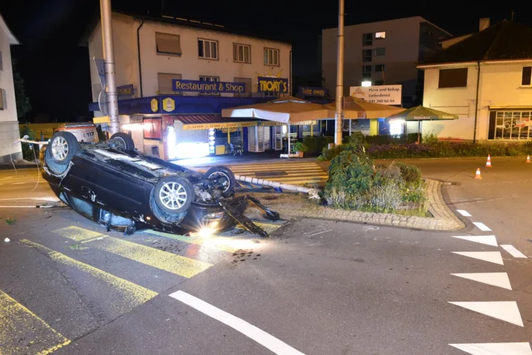 Emmenbrücke LU - Alkoholisierter Autofahrer verursacht  spektakulären Selbstunfall