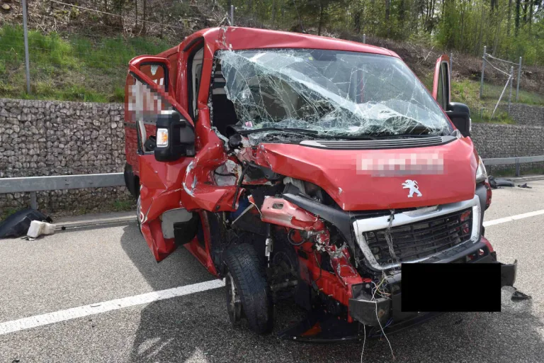 A1 bei Gunzgen SO – Lieferwagen kollidiert mit Sattelschlepper und Leitplanke