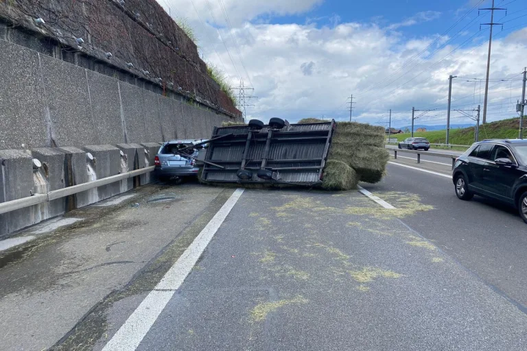 Verkehrsbehinderung auf der A4 aufgrund von umgekipptem Anhänger mit Heuballen 