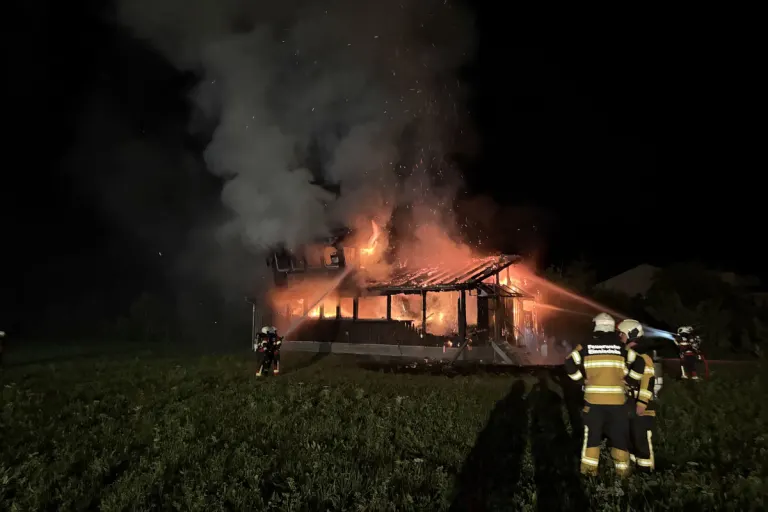 Einsiedeln SZ – Zeugen nach Brand eines Vereinshauses gesucht