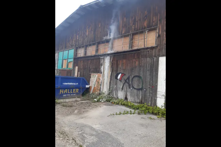 Menziken AG – Zeugenaufruf nach Brand einer Lagerhalle