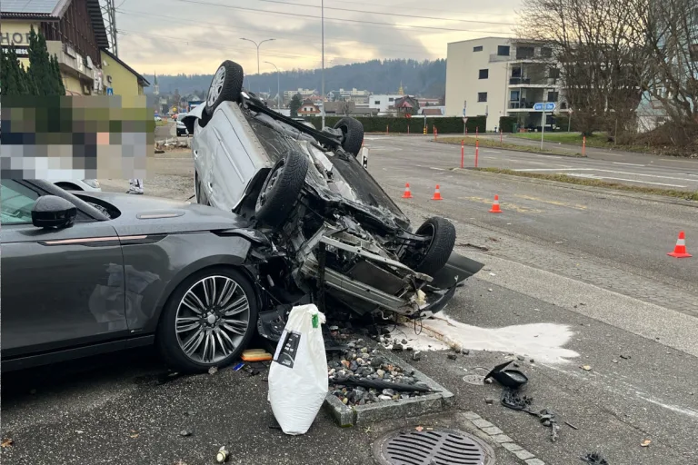 Däniken SO – Auto prallt in Fahrzeuge und landet auf dem Dach