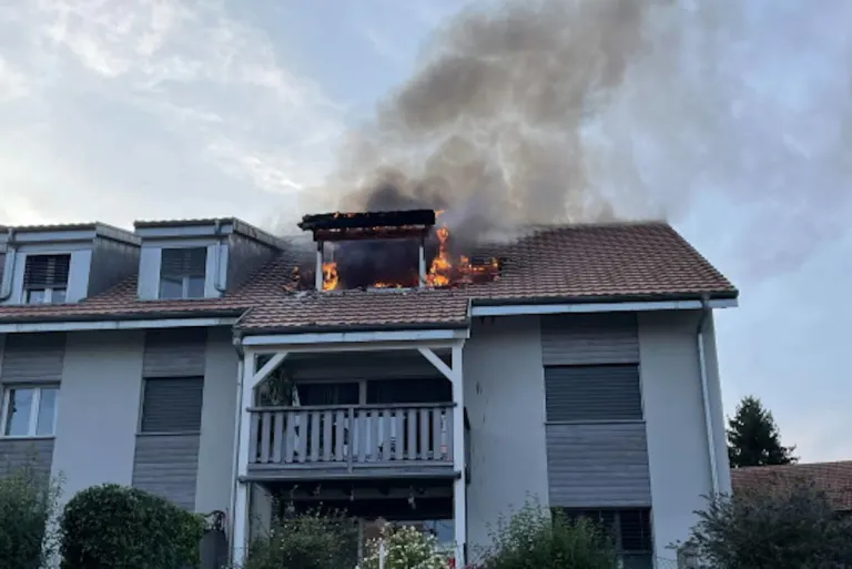Rueyres-les-Prés FR – Gasgrill fängt Feuer in Mehrfamilienhaus