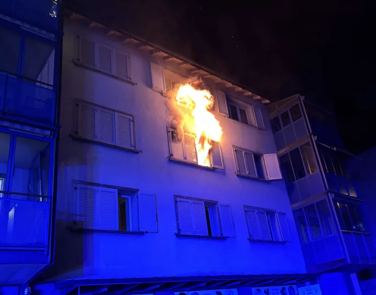 Schlieren ZH – Erheblicher Sachschaden nach Wohnungsbrand