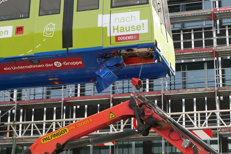 Dortmund NW – H-Bahn kollidiert mit Autokran am Campus Nord