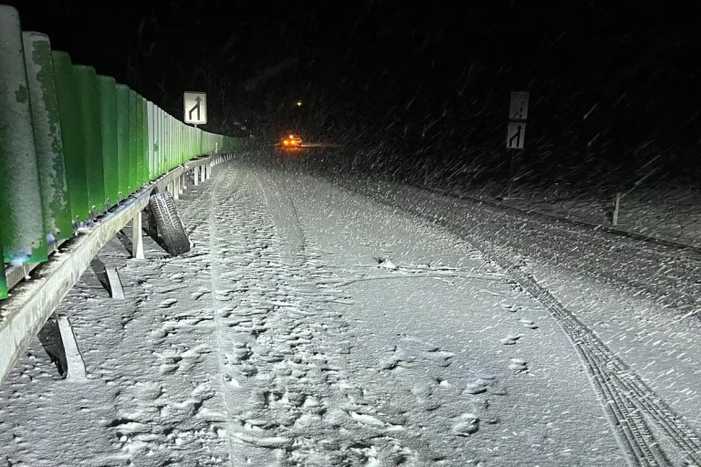 A8/Alpnachstad OW - Auf schneebedeckter Fahrbahn verunfallt