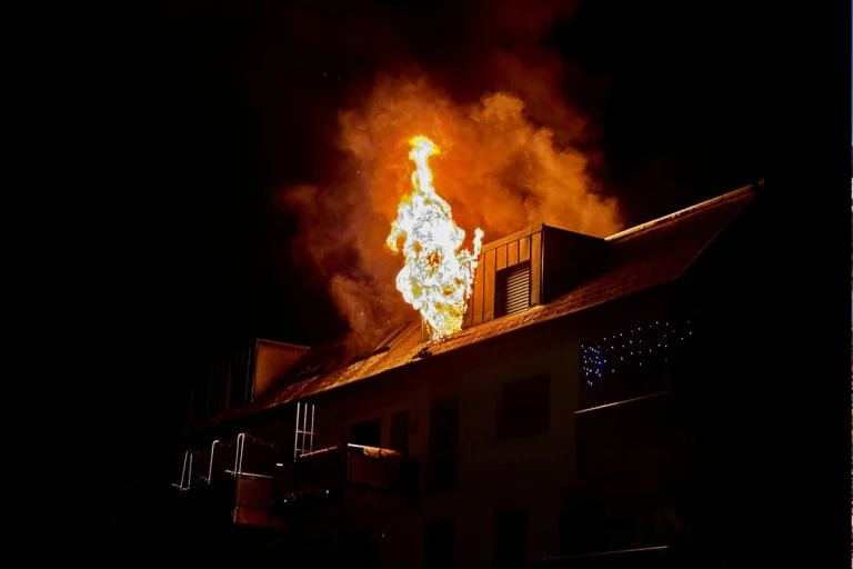 Wetzikon ZH – Zwei Wohnungen nach Brand in Dachstock zerstört
