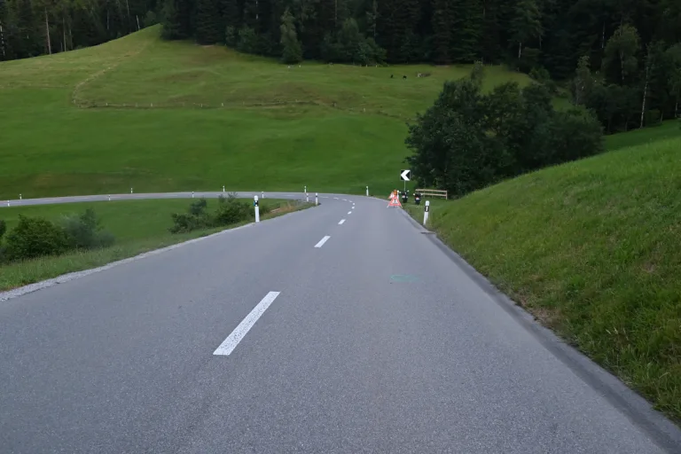 Tödlicher Unfall in Mühlrüti SG – 17-jähriger Motorradfahrer stirbt bei Sturz