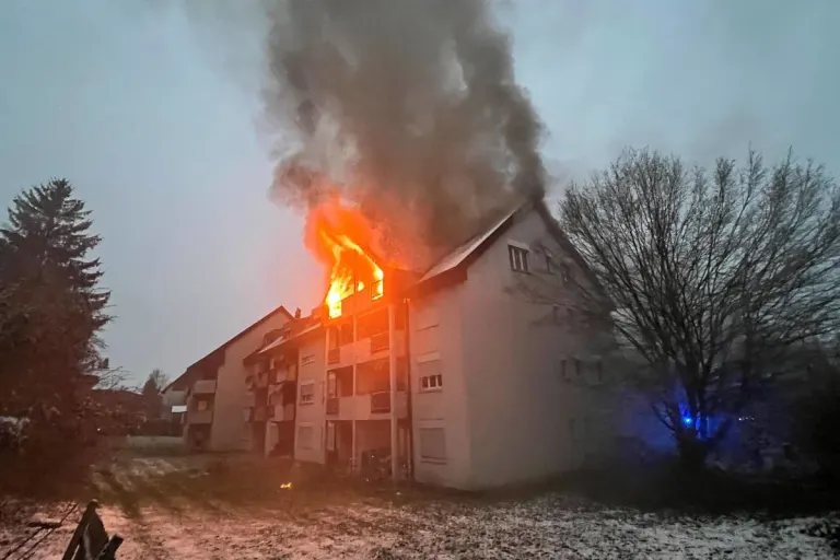 Regensdorf ZH – Dachstockbrand verursacht Sachschaden von mehreren hunderttausend Franken