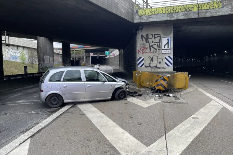 Stadt Basel -  Zwei Verletzte auf der A2 nach Frontalkollision mit Anpralldämpfer