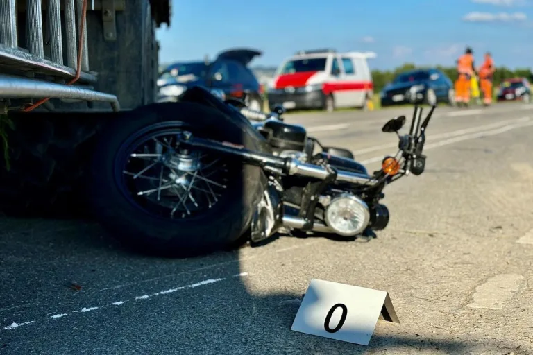 Dällikon ZH - Motorradfahrer nach Kollision mit Traktor verstorben
