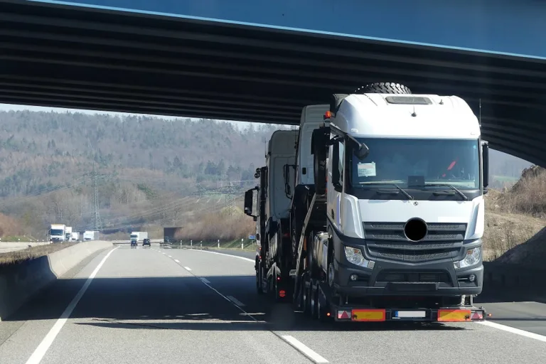 Hersfeld-Rotenburg – Polizei stoppt Lkw-Transport wegen deutlicher Überhöhe und Ladungssicherungsproblemen