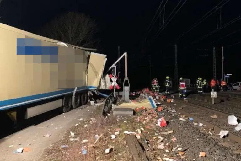 Hann. Münden: Regionalbahn erfasst Sattelzug beim Rangieren am Bahnübergang