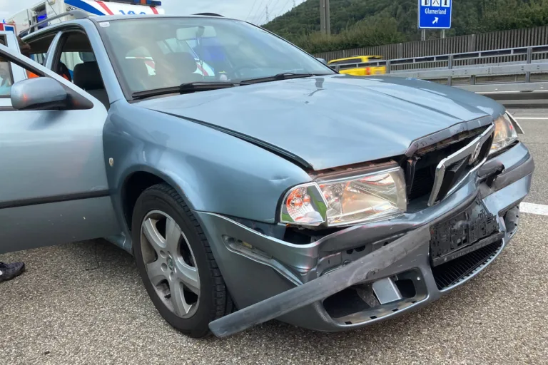 A3 Niederurnen GL – Trotz Vollbremsung auf Vordermann gekracht
