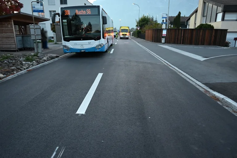 Haag SG - Kind muss nach Kollision mit Fahrzeug von der Luftrettung ins Spital geflogen werden